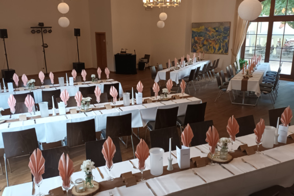 Vor malerischer Kulisse am Fuße des Windbergs und inmitten einer traumhaften Parklandschaft werden Ihre Event-Visionen im Schloss Burgk Freital zur Realität. Das ehemalige Rittergut besticht durch seinen besonderen Charme und ist noch dazu bestens erreichbar.