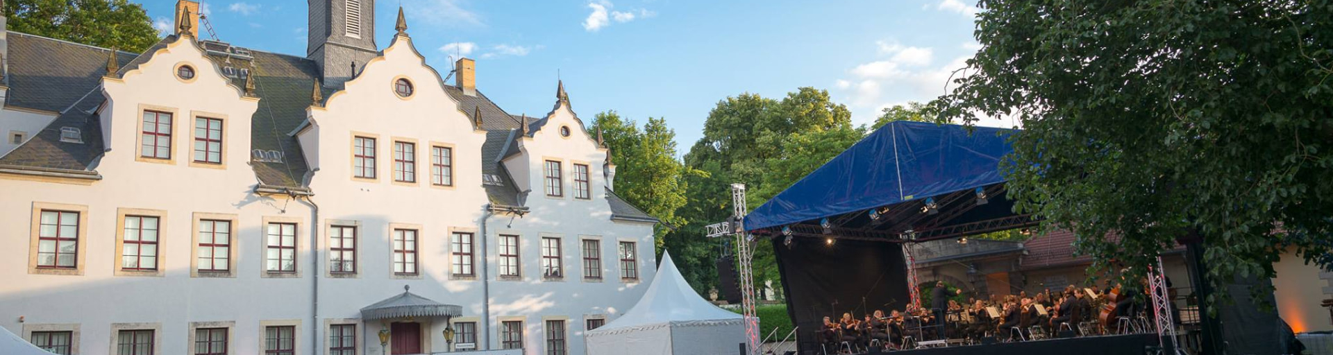 Auch größere Veranstaltungen wie das traditionell durchgeführte Mittelalterspektakel mit authentischer Kulisse, die Schlossnacht oder Open-Air Konzerte sind ohne Probleme möglich. Wir erstellen Ihnen ein individuelles Konzept mit umfangreicher Planung und Organisation.