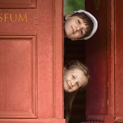 In diesem Jahr feiern die Städtischen Sammlungen Freital runden Geburtstag: 1924 öffnete das Städtische Heimatmuseum Freital erstmals seine Pforten. Bemerkenswert ist, dass die Museumsgründung schon kurz nach der Freitaler Stadtgründung 1921 erfolgte als direkter Wunsch der Freitaler Stadtbevölkerung. Nach drei kleineren Dependancen im Freitaler Stadtgebiet fand das Museum 1946 im ehemaligen Rittergut Burgk seine Heimstatt und konnte nun sowohl räumlich als auch sammlungsmäßig expandieren. Das einstige Heimatmuseum etablierte sich zu einem auch über- regional bekannten Museum. Heute gehören neben dem historischen Herrenhaus ein Besucherbergwerk, die Bergbauschauanlage, ein schulhistorisches Kabinett, der Technikgarten mit bergbaulichen Großgeräten, der romantische Schlosspark und zwei exzellente Kunstsammlungen zum Ausstellungskomplex.