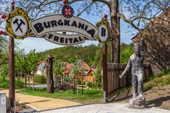 Auf dem 2024 erweiterten bergbaulichen Abenteuerspielplatz können Kinder spielen, toben und buddeln und sich so spielerisch mit Freitals Geschichte beschäftigen.