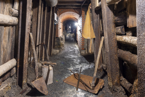 Tauchen Sie ein in die untertägige Arbeitswelt der Bergleute vor 200 Jahren bei einer Führung in unserem Besucherbergwerk, der Tagesstrecke „Oberes Revier Burgk“.