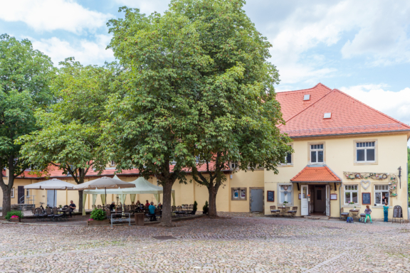 Im beschaulichen Schlosshof lädt das Schlosscafé Buddenhagen im Innen- und Außenbereich zum Genießen und Verweilen ein. Das Café ist bekannt für hausgemachtes Eis und Kuchen, leckere Torten und kleine feine Gerichte. (Montag Ruhetag)