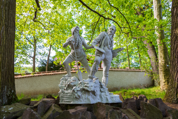 Zum Verweilen und Entspannen lädt der Schlosspark in Freital-Burgk ein. Der unter Denkmalschutz stehende Park basiert in seiner Grundgestaltung auf den Lustgärten der Renaissance und des Barock. Im 19. Jahrhundert wurde er im Stil eines englischen Landschaftsgartens überformt. 