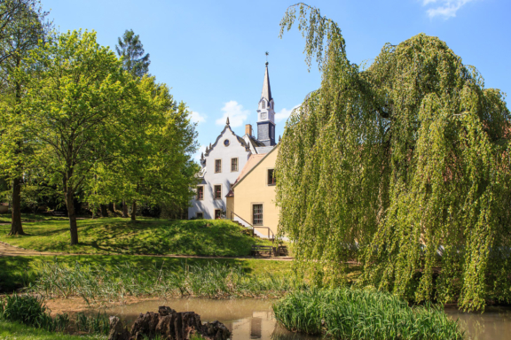 Zum Verweilen und Entspannen lädt der Schlosspark in Freital-Burgk ein. Der unter Denkmalschutz stehende Park basiert in seiner Grundgestaltung auf den Lustgärten der Renaissance und des Barock. Im 19. Jahrhundert wurde er im Stil eines englischen Landschaftsgartens überformt. 