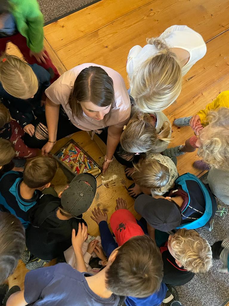 Fahrt mit der Windbergbahn zum Schloss Burgk und dort spannende Schatzsuche. Während dieKids rätseln, haben die Erwachsenen Zeit, sich die Ausstellungen anzuschauen.