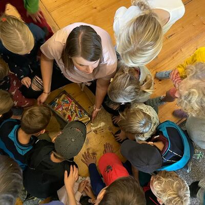 Fahrt mit der Windbergbahn zum Schloss Burgk und dort spannende Schatzsuche. Während dieKids rätseln, haben die Erwachsenen Zeit, sich die Ausstellungen anzuschauen.