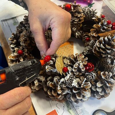 Basteln von Weihnachtsbaumschmuck. Der Nikolaus schaut auch vorbei und steckt in alle mitgebrachten und geputzten Schuhe oder Stiefel eine kleine Überraschung.